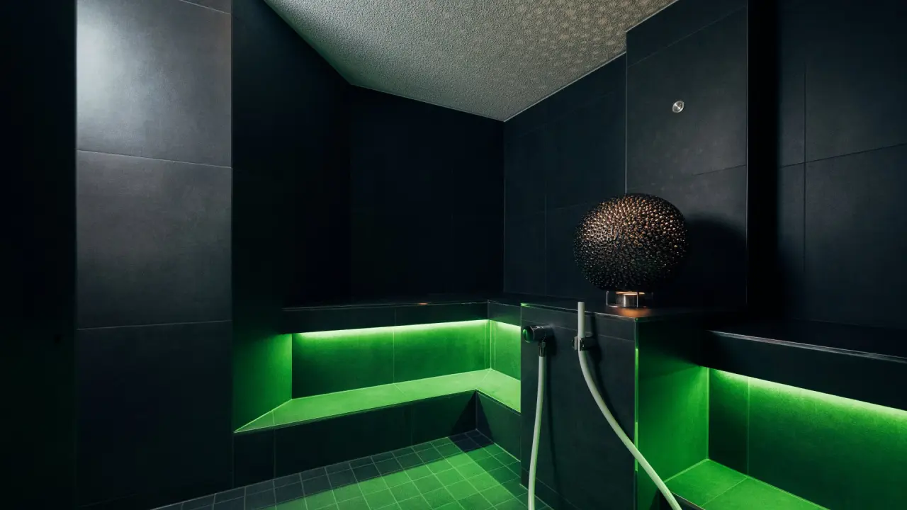 Parkhotel Burgmühle in Fischen im Allgäu – Modernes Dampfbad mit grüner Beleuchtung | Wellnesshotel Allgäu