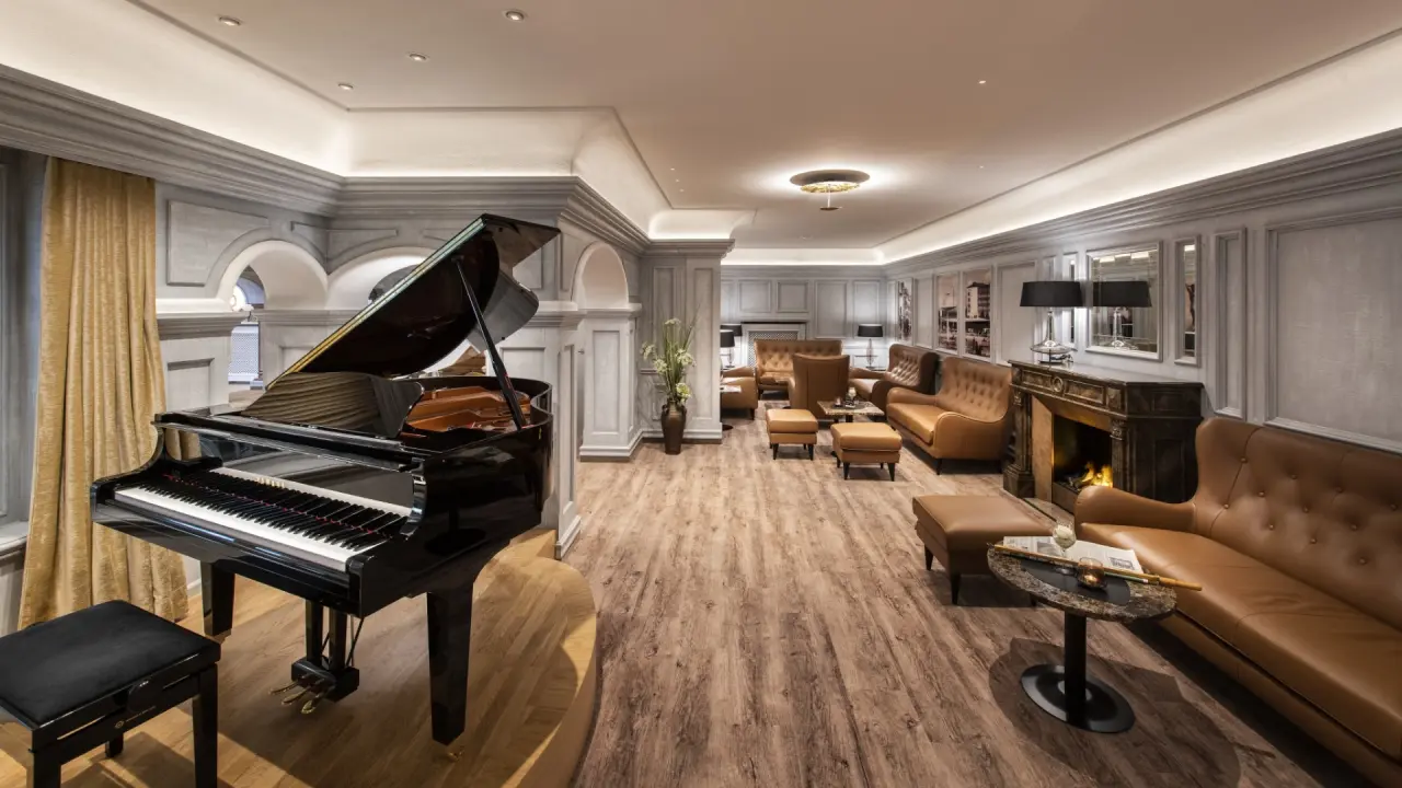 Parkhotel Bad Füssing in Bad Füssing – Elegante Hotellobby mit Flügel und Kamin | Wellnesshotel Niederbayern