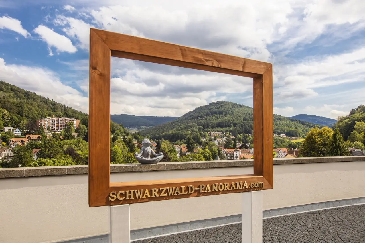 Schwarzwald Panorama in Bad Herrenalb – Aussichtsrahmen mit Blick auf die bewaldeten Hügel | Wellnesshotel Schwarzwald