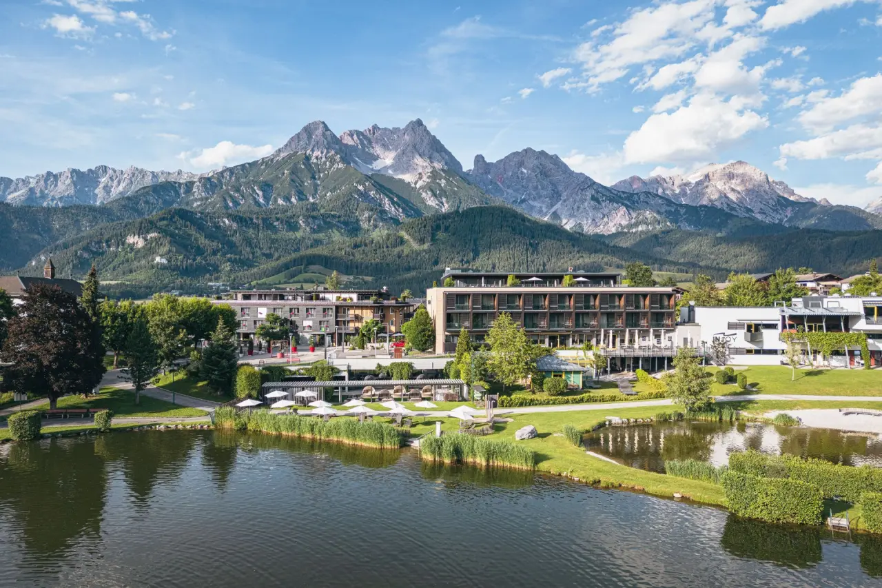 Ritzenhof****S - Hotel & Spa am See in Saalfelden – Hotel mit See und Bergkulisse im Sommer | Wellnesshotel Salzburger Land