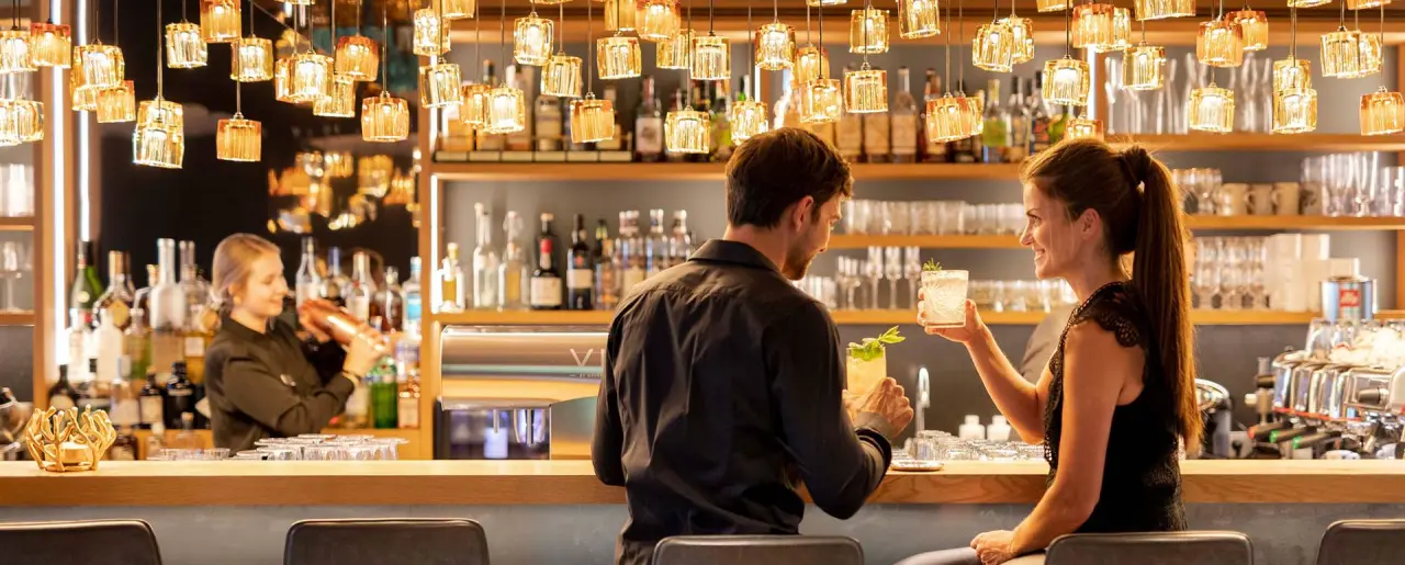 Naturhotel Edelweiss in Wagrain – Gäste genießen Cocktails an der stilvollen Hotelbar | Wellnesshotel Salzburger Land