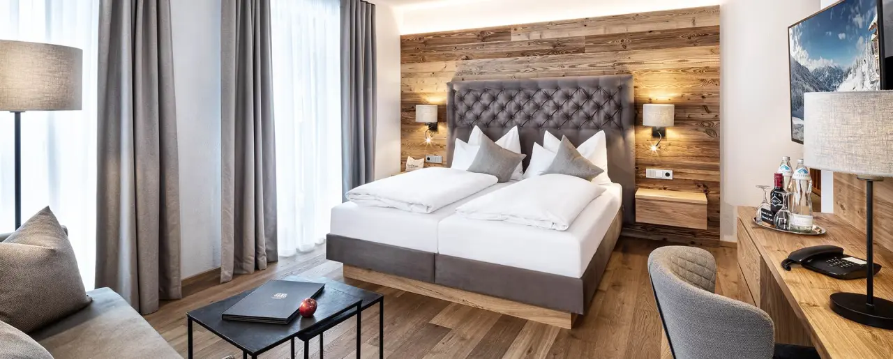 Naturhotel Edelweiss in Wagrain – Gemütliches Doppelzimmer mit Holzwand und modernem Design | Wellnesshotel Salzburger Land