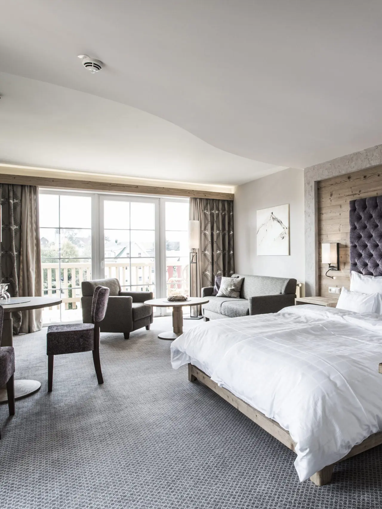 Meiser Vital Hotel in Fichtenau – Helles und geräumiges Hotelzimmer mit Balkon | Wellnesshotel Baden-Württemberg
