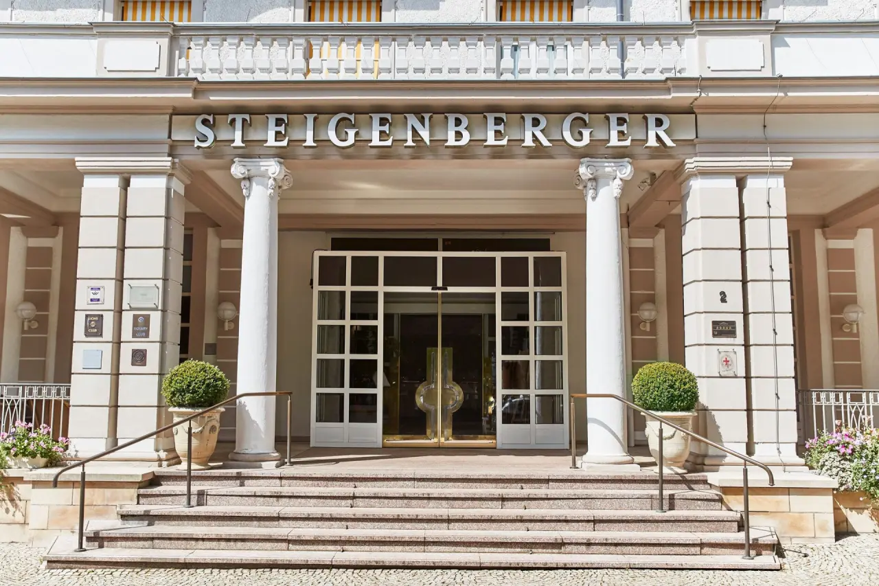 Steigenberger Bad Pyrmont in Bad Pyrmont – Klassischer Hoteleingang mit Säulen | Wellnesshotel Weserbergland