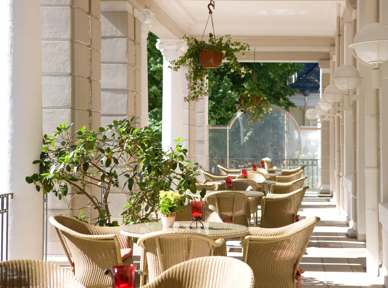 Steigenberger Bad Pyrmont in Bad Pyrmont – Gemütliche Außenterrasse mit Korbmöbeln | Wellnesshotel Weserbergland