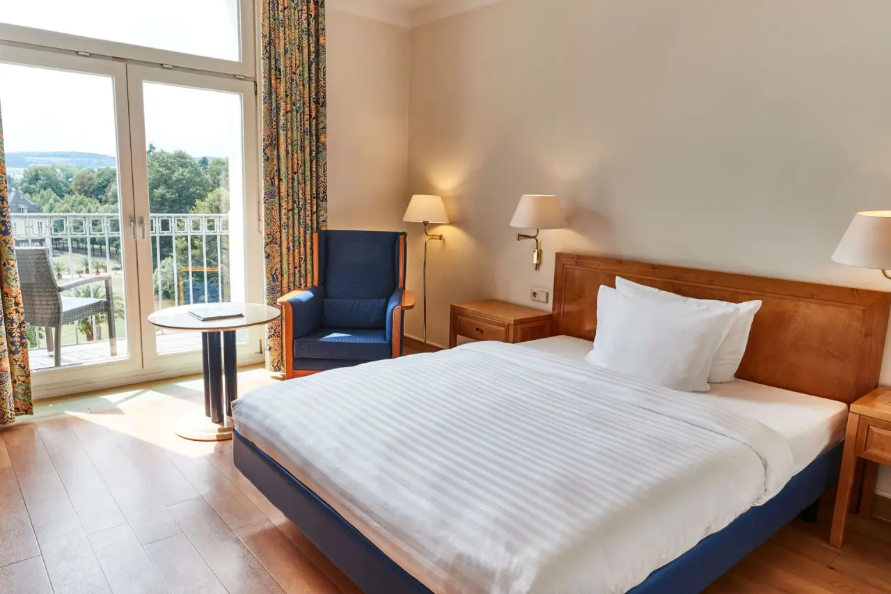 Steigenberger Bad Pyrmont in Bad Pyrmont – Helles Doppelzimmer mit Balkon und Ausblick | Wellnesshotel Weserbergland