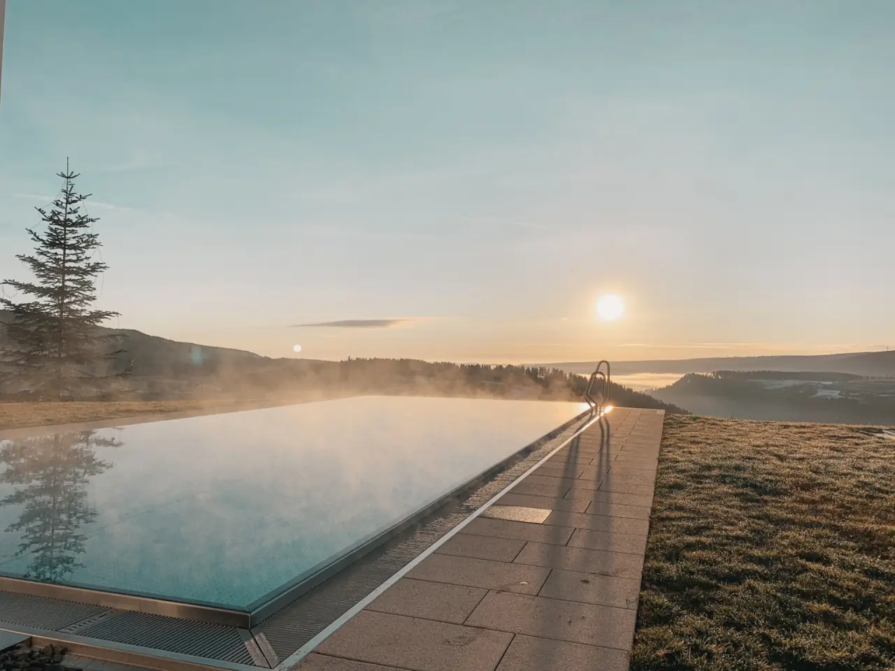 Schwarzwald 4-Sterne Wellnesshotel Saigerhöh über dem Titisee