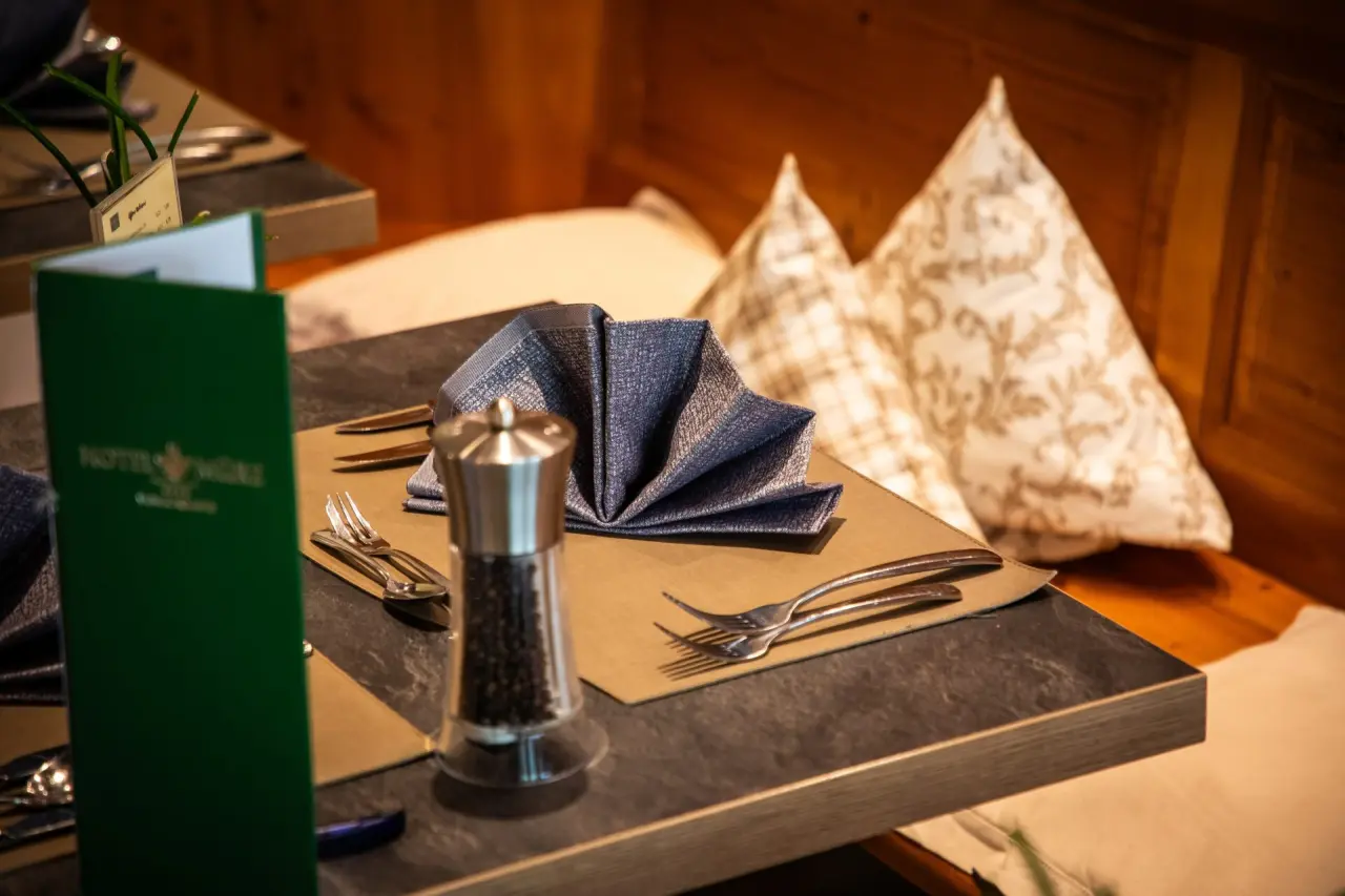 Wunsch Hotel Mürz in Bad Füssing – Detailansicht eines gedeckten Tisches im Restaurant | Wellnesshotel Niederbayern