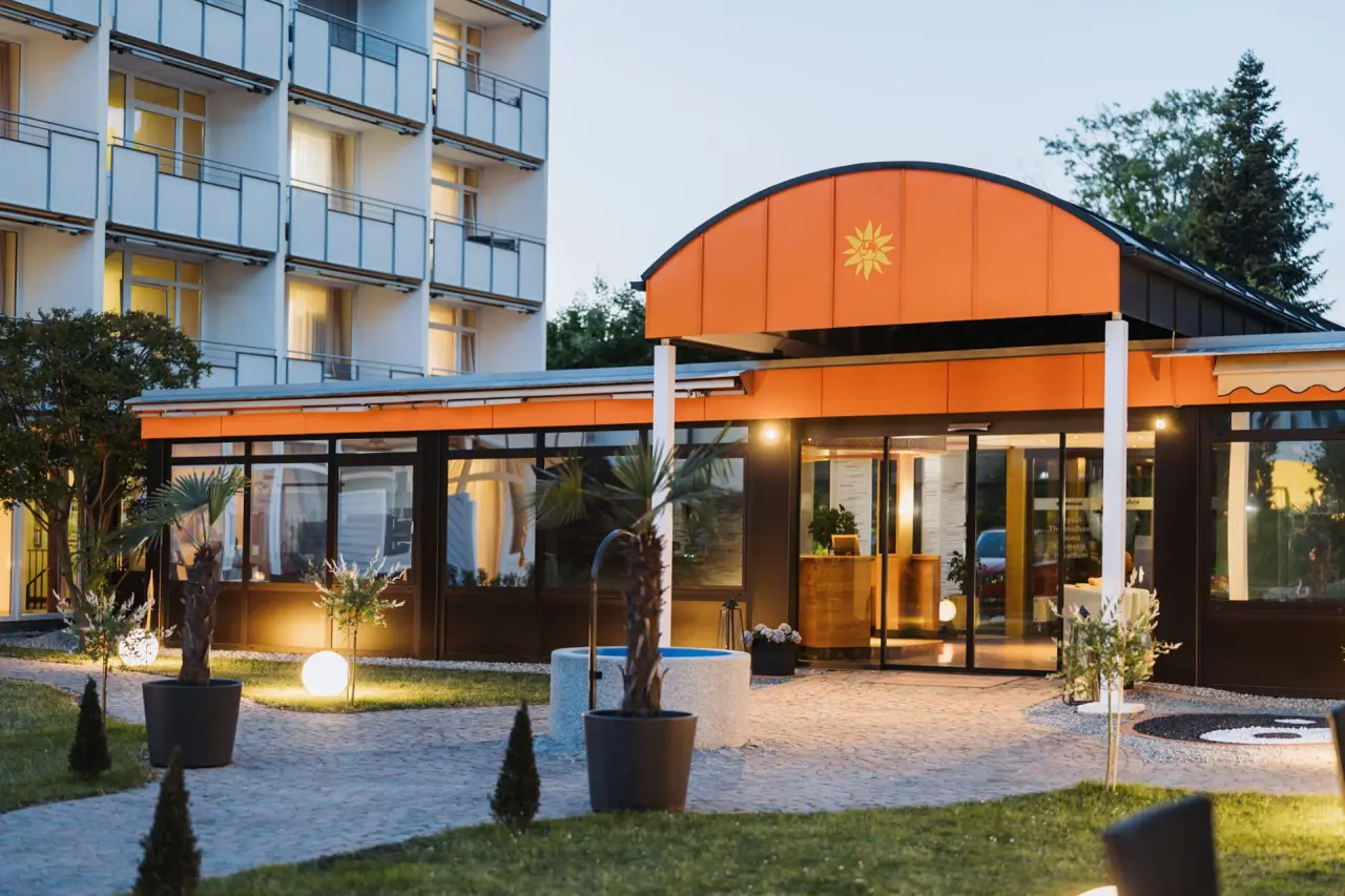 Kurhotel Sonnenhof in Bad Füssing – Beleuchtete Hotelfassade bei Dämmerung | Wellnesshotel Bayern