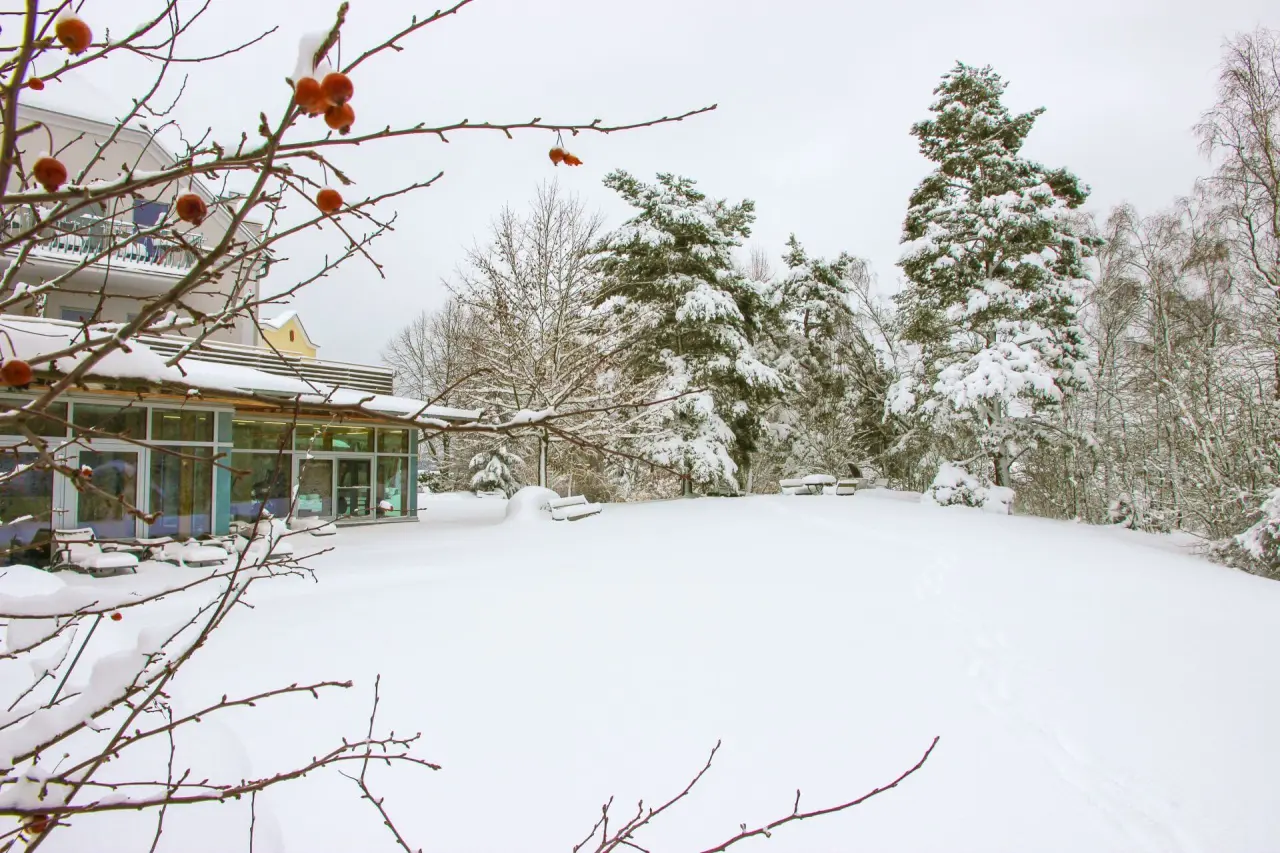Gesundheitshotel Klosterberg in Langschlag – Winterlandschaft mit verschneitem Hotelgebäude und Garten | Wellnesshotel Waldviertel
