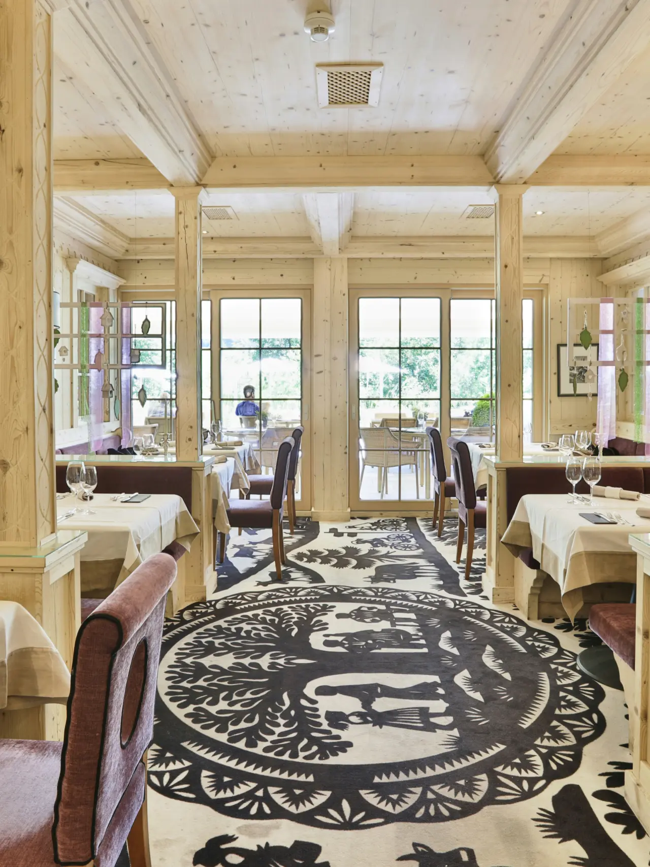 ERMITAGE Wellness- & Spa-Hotel in Gstaad – Elegantes Restaurant mit hellem Interieur | Wellnesshotel Berner Oberland