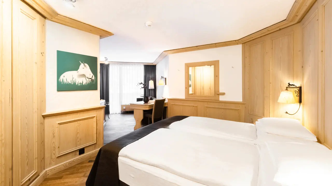 ERMITAGE Wellness- & Spa-Hotel in Gstaad – Helles Hotelzimmer mit Holzelementen | Wellnesshotel Berner Oberland