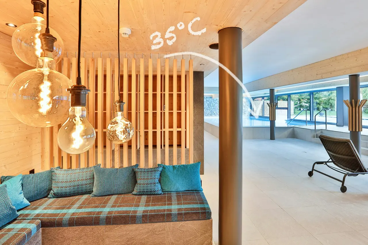 ERMITAGE Wellness- & Spa-Hotel in Gstaad – Gemütlicher Loungebereich im Spa-Bereich | Wellnesshotel Berner Oberland