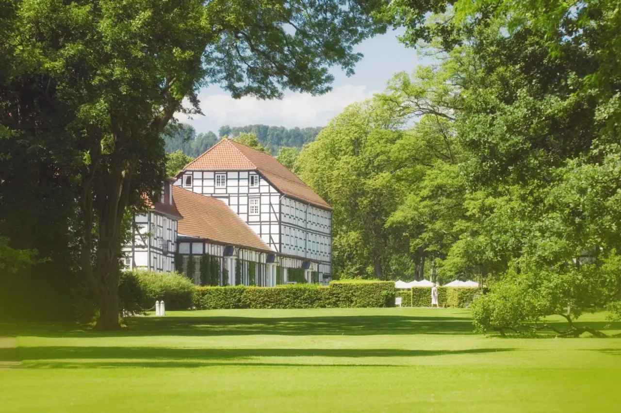 Gräﬂicher Park Health & Balance Resort in Bad Driburg – Historisches Fachwerkgebäude im grünen Park | Wellnesshotel Teutoburger Wald