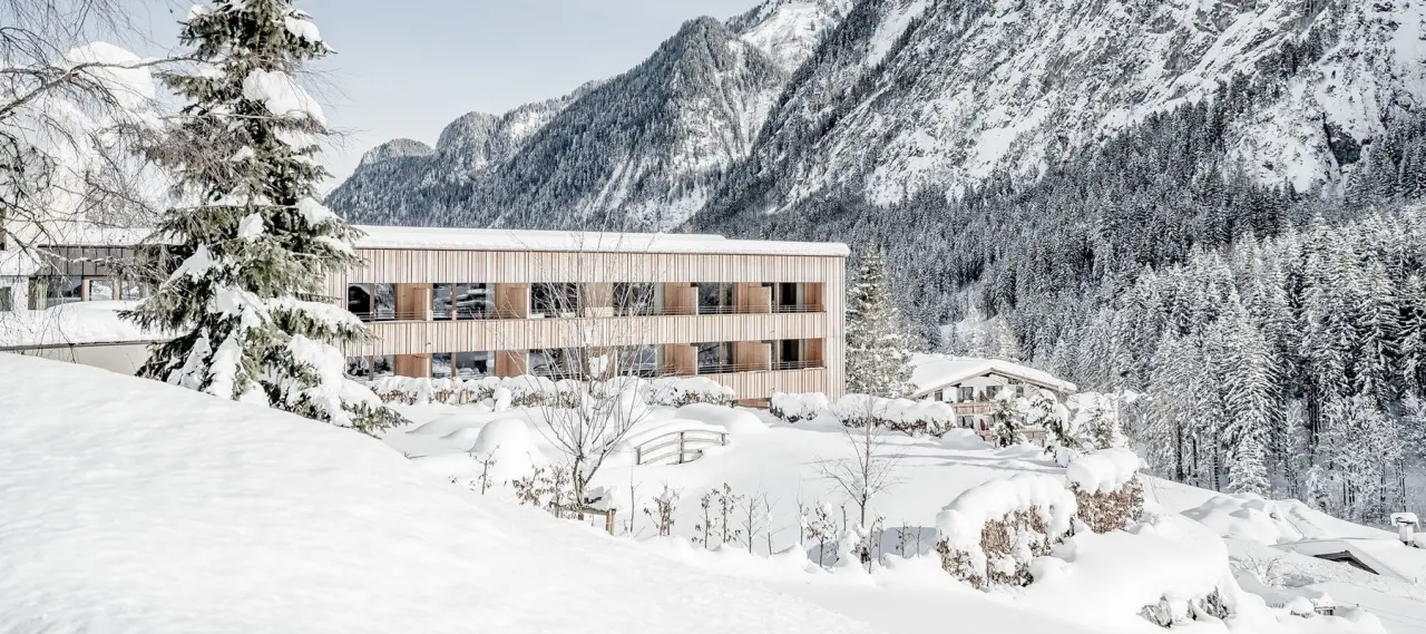 Alpenhotel Zimba in Brand – Hotelgebäude im Winter mit verschneiter Berglandschaft | Wellnesshotel Brand