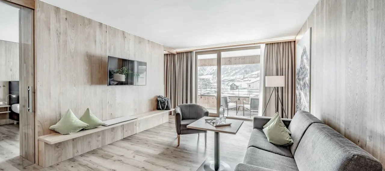 Alpenhotel Zimba in Brand – Modernes und geräumiges Hotelzimmer mit Balkon und Sitzbereich | Wellnesshotel Brand