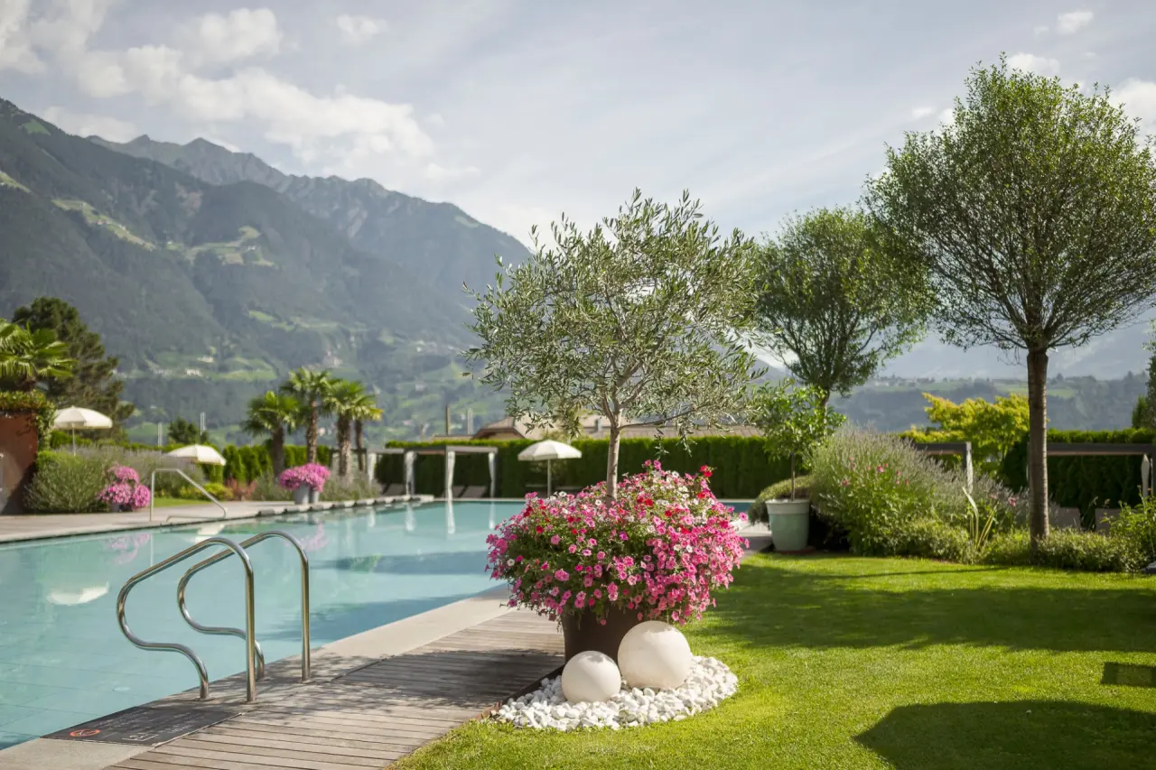 La Maiena Meran Resort in Marling – Außenpool umgeben von Grünflächen und Alpenkulisse | Wellnesshotel Südtirol