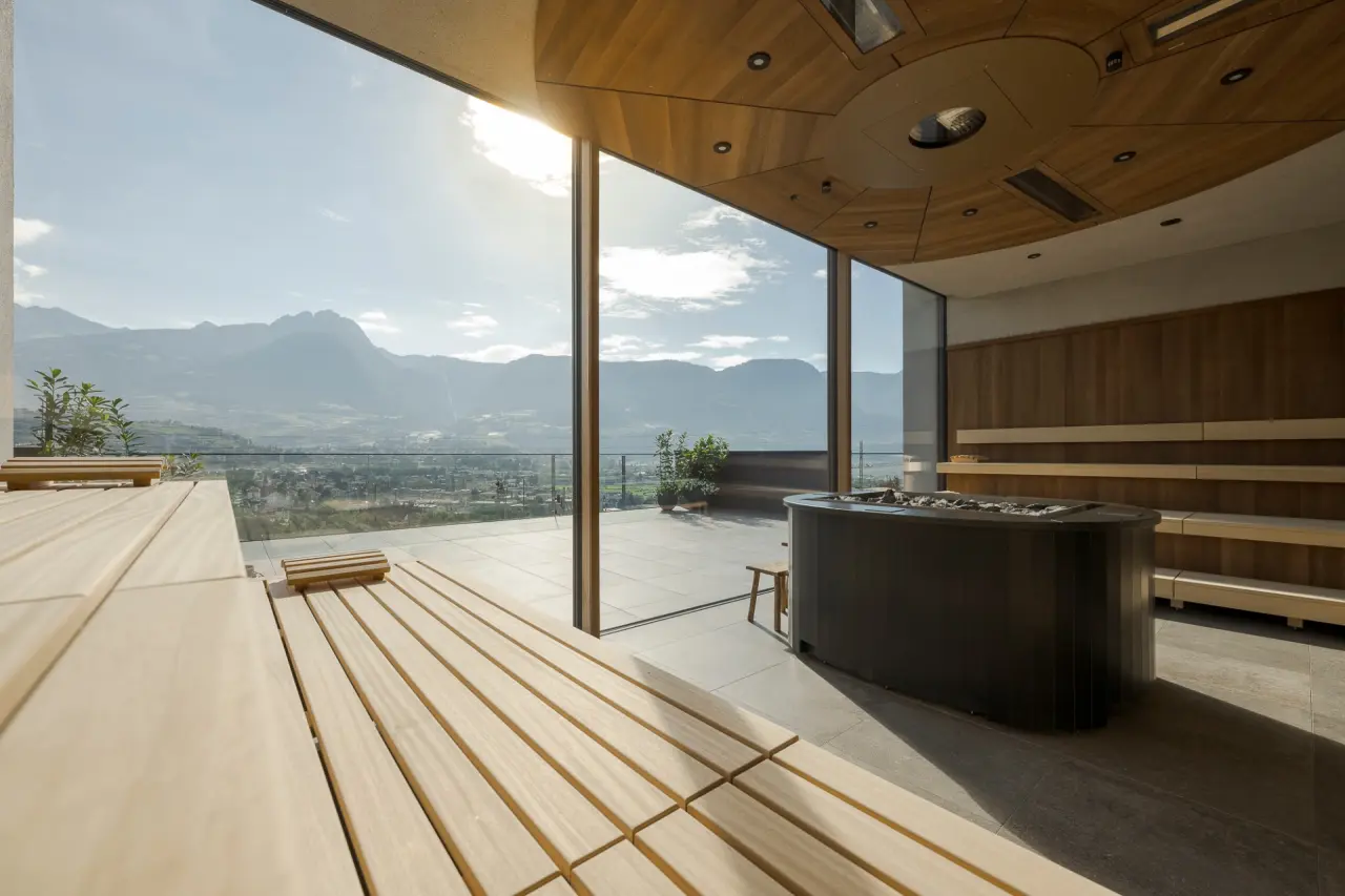La Maiena Meran Resort in Marling – Panorama-Sauna mit Bergblick und moderner Einrichtung | Wellnesshotel Südtirol