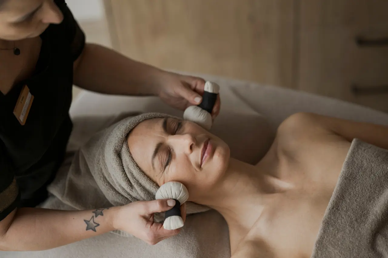 La Maiena Meran Resort in Marling – Entspannende Kräuterstempelmassage im Spa-Bereich | Wellnesshotel Südtirol