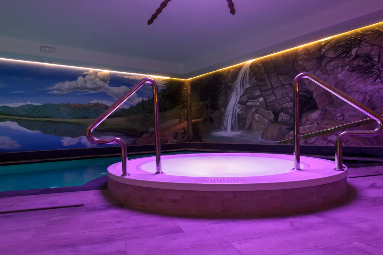 Hotel Santa Maria Swimming & Wellness in Pejo – Entspannender Whirlpool mit Wandgemälde | Wellnesshotel Trentino