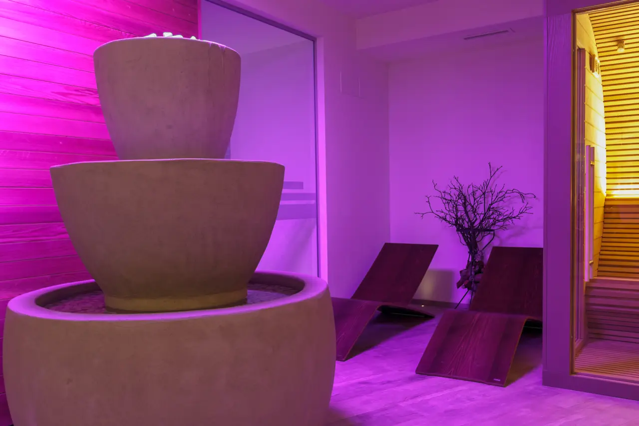 Hotel Santa Maria Swimming & Wellness in Pejo – Entspannungsbereich im Spa mit Wasserbrunnen | Wellnesshotel Trentino
