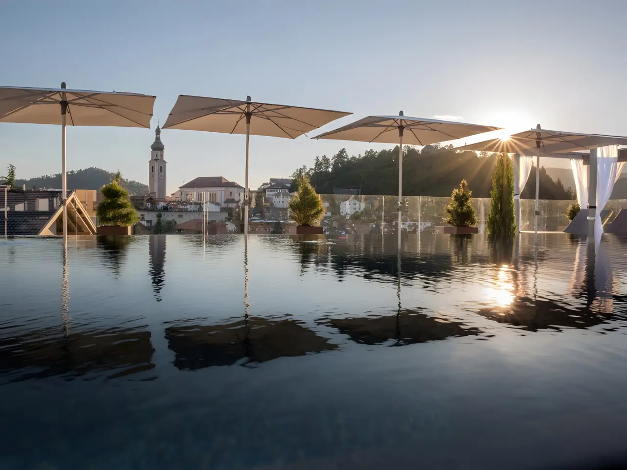 Abinea Dolomiti Romantic SPA Hotel Südtirol in Kastelruth – Infinity-Pool mit Panoramablick bei Sonnenuntergang | Wellnesshotel Südtirol