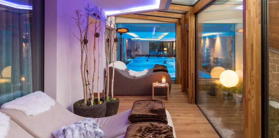 Abinea Dolomiti Romantic SPA Hotel in Kastelruth – Entspannungsbereich mit Blick auf den Pool | Wellnesshotel Südtirol