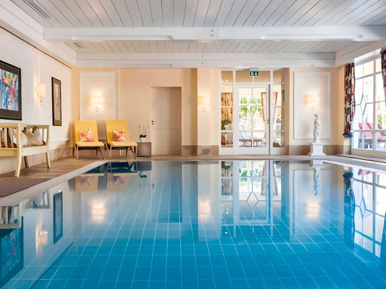 Relais & Châteaux Hotel Schwarzmatt in Badenweiler – Elegantes Hallenbad mit Tageslicht | Wellnesshotel Schwarzwald
