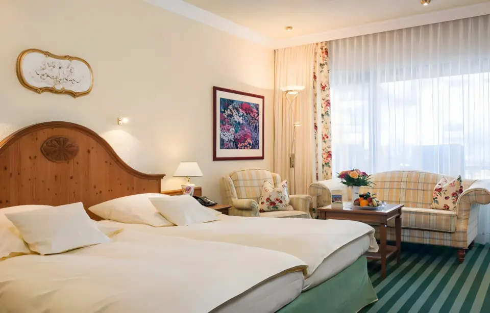 Relais & Châteaux Hotel Schwarzmatt in Badenweiler – Gemütliches Doppelzimmer mit Sitzbereich | Wellnesshotel Schwarzwald