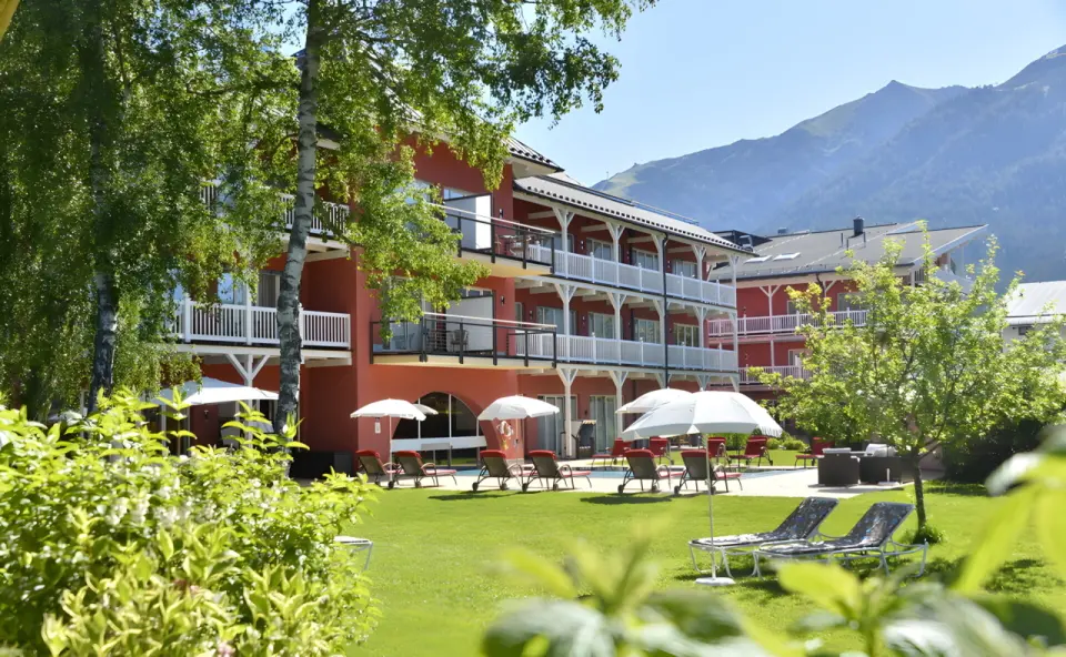 Das Hotel Eden in Seefeld in Tirol – Sonniger Hotelgarten mit Liegewiese und Bergblick im Sommer | Wellnesshotel Tirol
