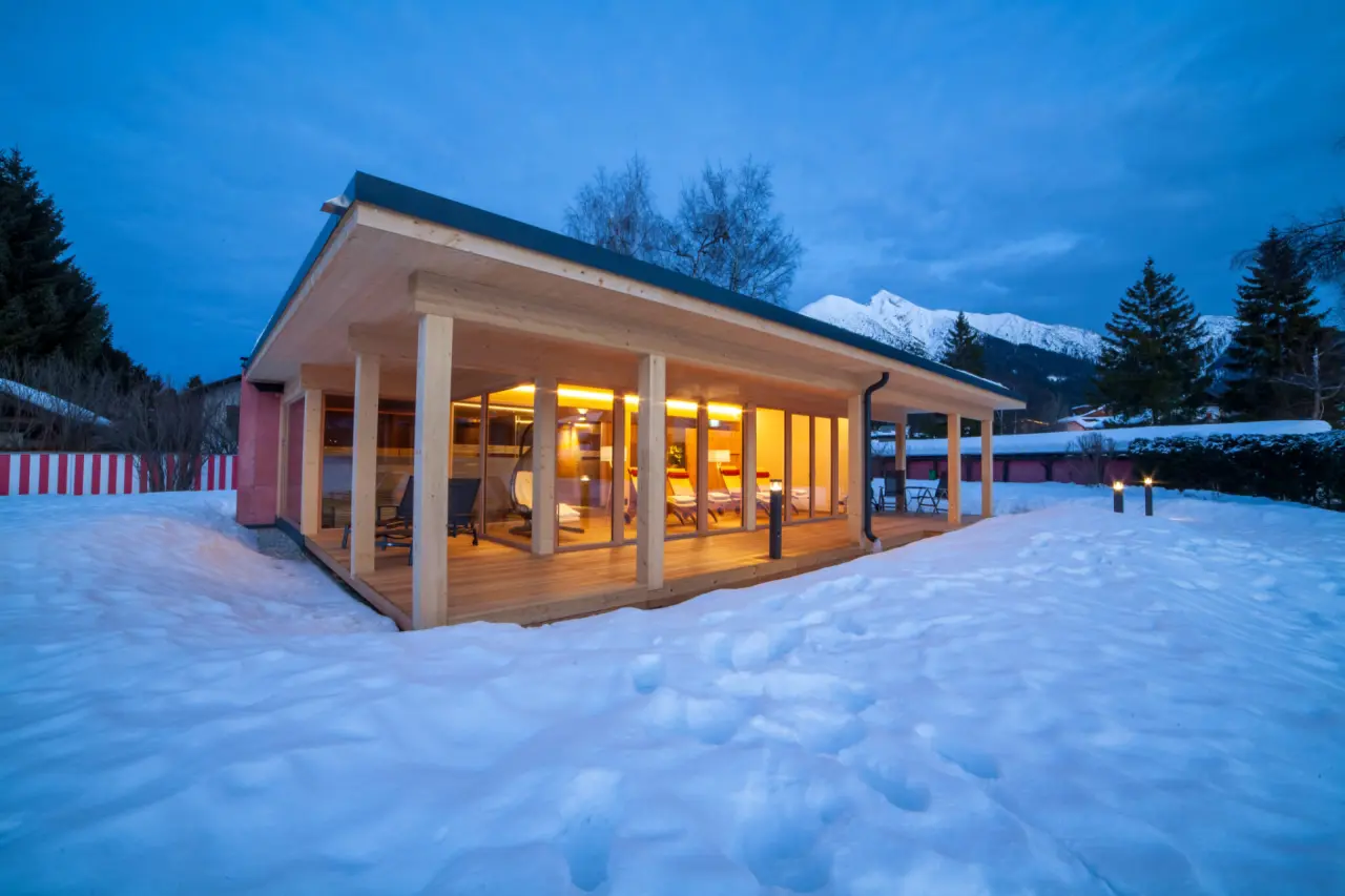 Das Hotel Eden in Seefeld in Tirol – Beleuchteter Entspannungspavillon im Schnee bei Dämmerung | Wellnesshotel Tirol