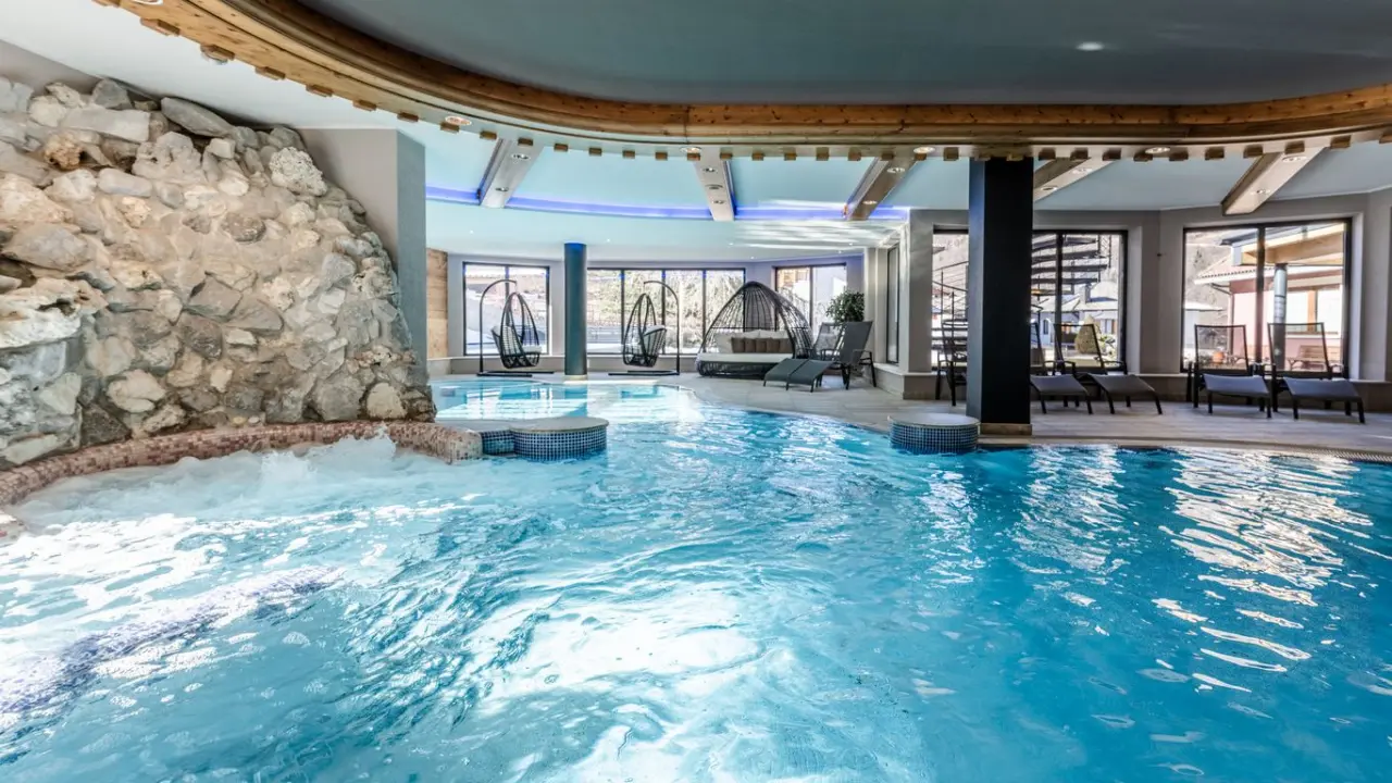 Tevini - Dolomites Charming Hotel in Madonna di Campiglio – Innenpool mit Whirlpool | Wellnesshotel Dolomiten