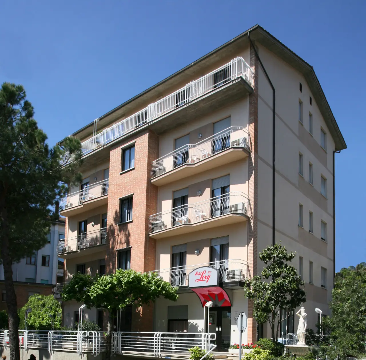 Hotel Lory & My Wellness Spa in Montepulciano – Außenansicht des Hotels bei Sonnenschein | Wellnesshotel Toskana