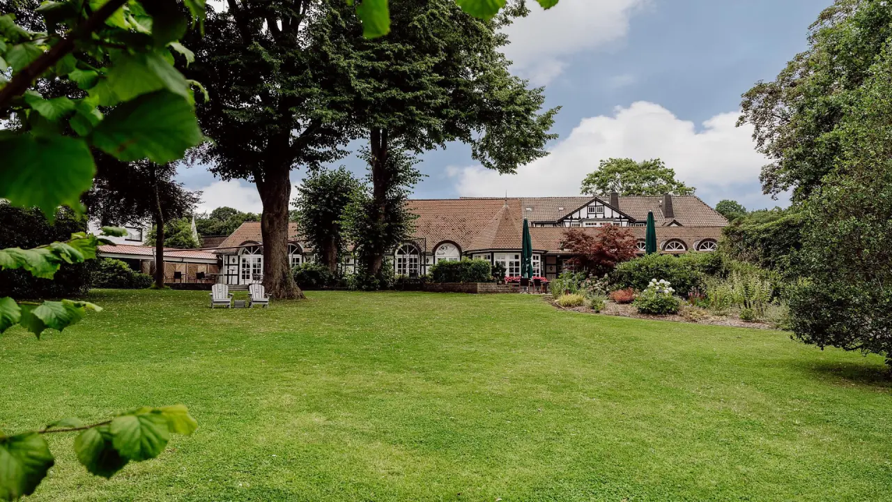 Romantik Hotel Bösehof in Geestland – Hotelgebäude mit weitläufigem Garten | Wellnesshotel Nordsee