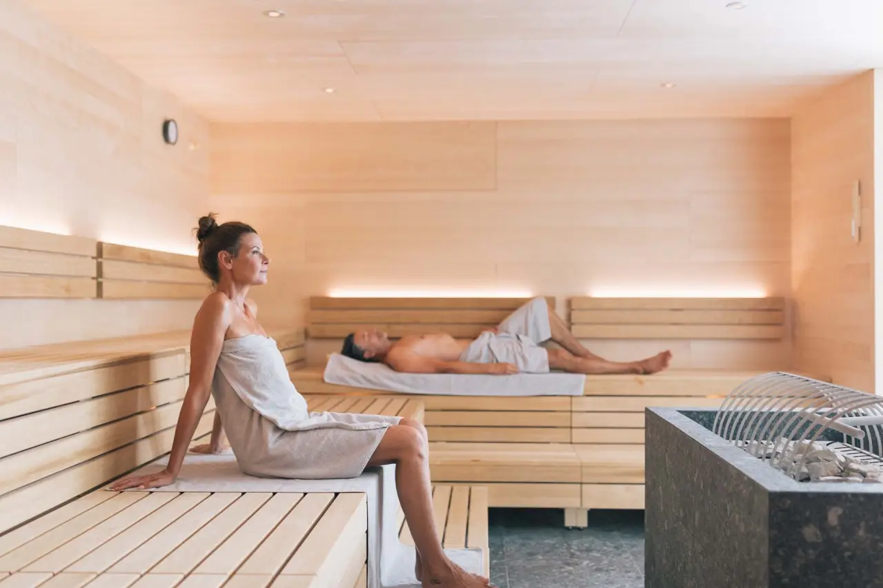 Wellnesshotel ...liebes Rot-Flüh in Grän – Gäste entspannen in der modernen Holzsauna | Wellnesshotel Tirol