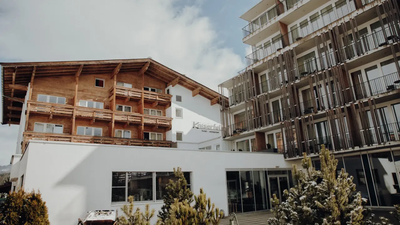 Sentido alpenhotel Kaiserfels in St. Johann – Außenansicht des Hotels im Winter | Wellnesshotel Tirol