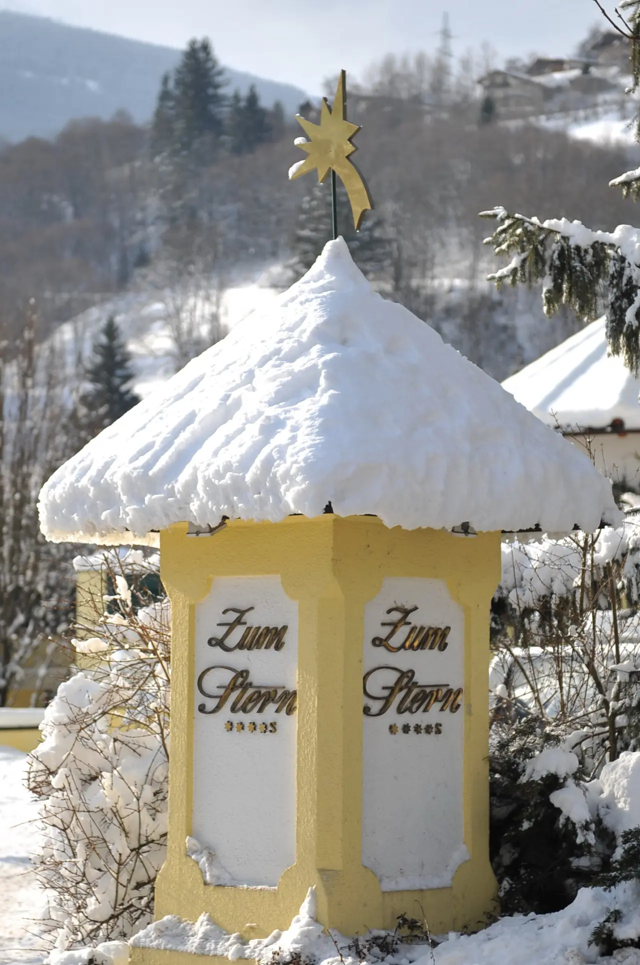 sonnenhotel ZUM STERN in Bad Hofgastein – Hoteleingangsschild im Winter | Wellnesshotel Gastein