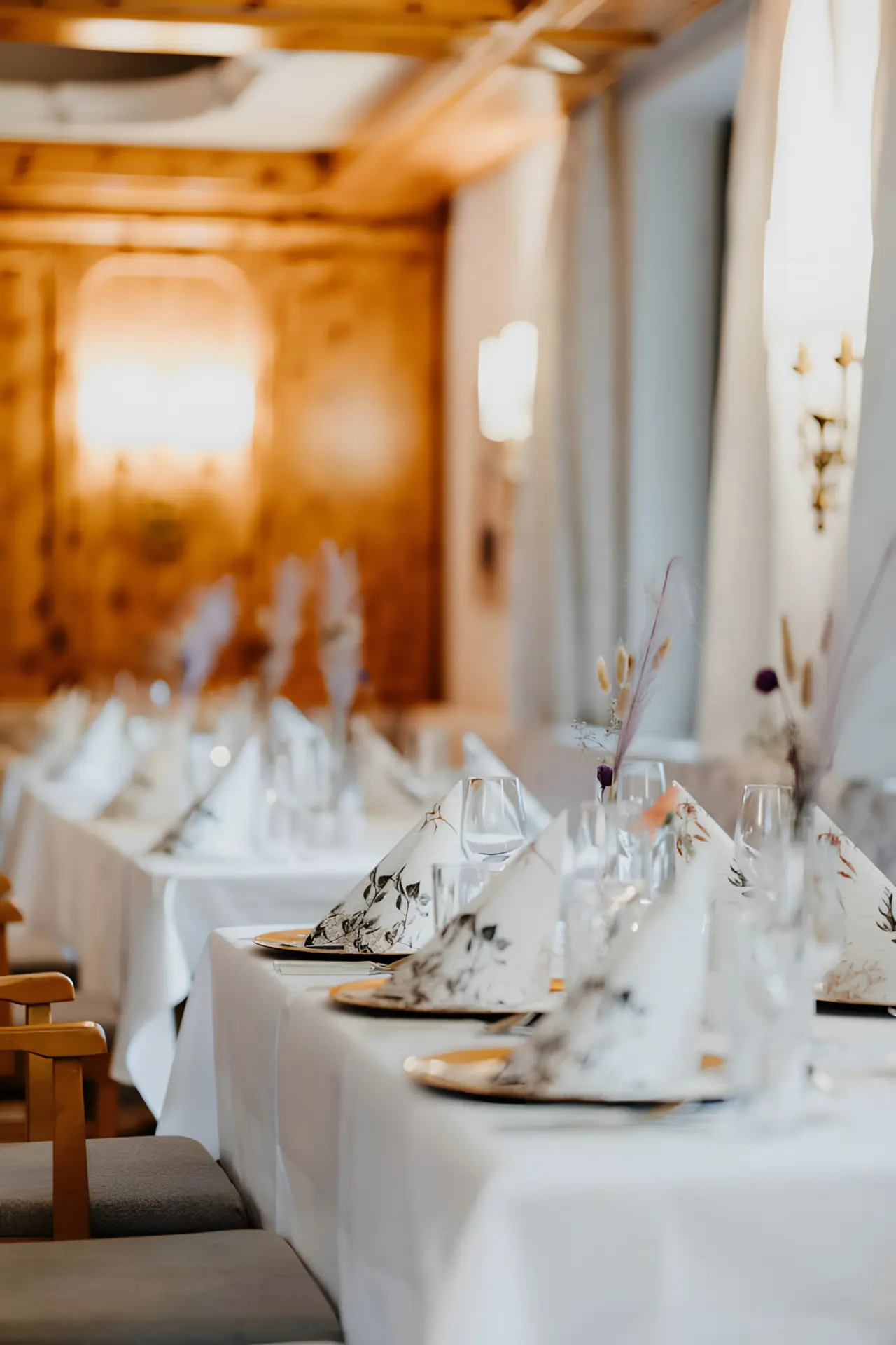 sonnenhotel ZUM STERN in Bad Hofgastein – Festlich gedeckter Restauranttisch | Wellnesshotel Gastein