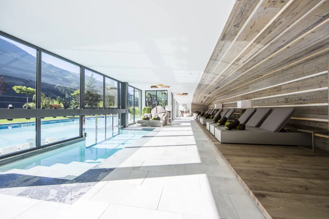 Hotel Chalet Das Alpenschlössel in St. Martin in Passeier – Indoor-Pool mit Liegen und Bergpanorama | Wellnesshotel Passeiertal