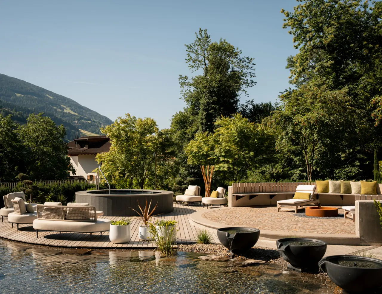 Hotel Chalet Das Alpenschlössel in St. Martin in Passeier – Außenbereich mit Pool und Liegen | Wellnesshotel Passeiertal