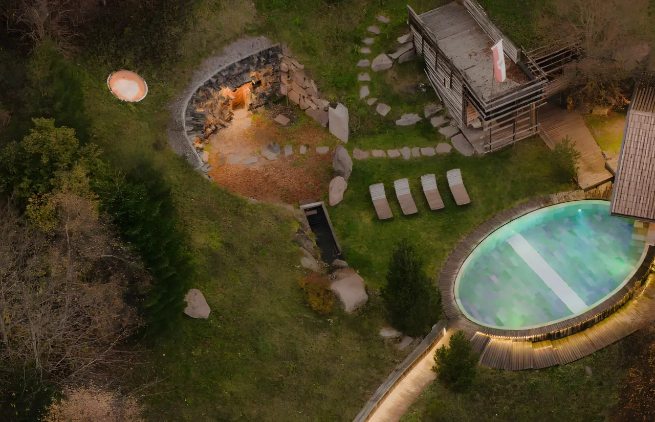 Hotel Bad Schörgau in Jenesien – Luftbild der einzigartigen Wellness-Anlage mit Pool und Sauna | Wellnesshotel Südtirol