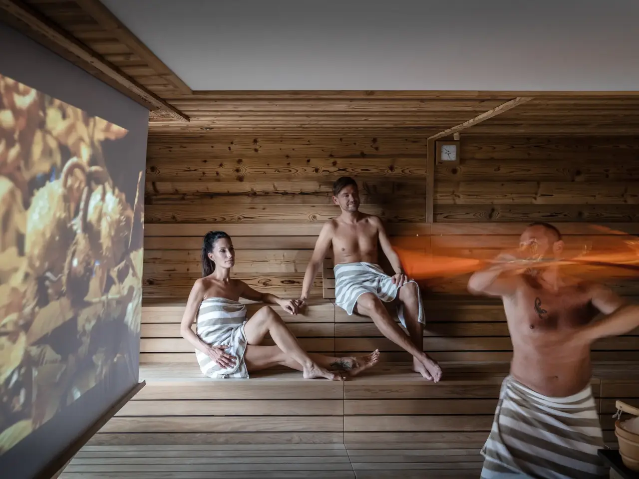 Hotel Vier Jahreszeiten in Maurach am Achensee – Gäste entspannen in der modernen Sauna | Wellnesshotel Achensee