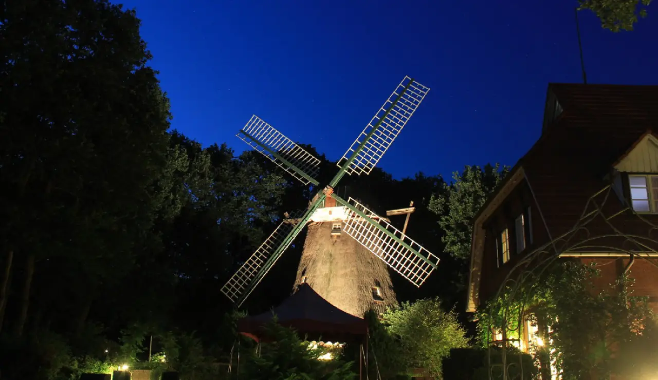 Romantik Hotel Aselager Mühle in Aselage-Herzlake – Beleuchtete Windmühle bei Nacht | Wellnesshotel Emsland