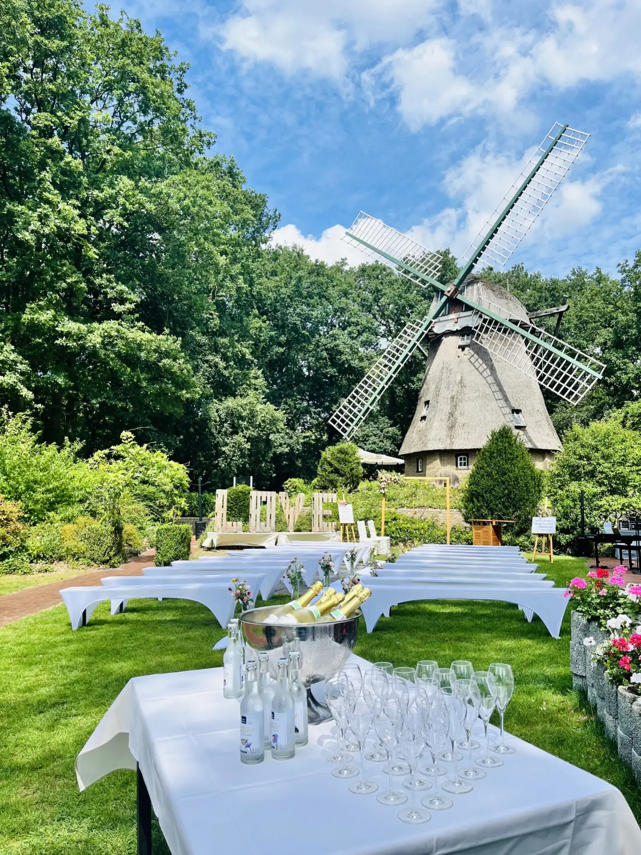 Romantik Hotel Aselager Mühle in Aselage-Herzlake – Festlich gedeckter Garten mit Windmühle | Wellnesshotel Emsland