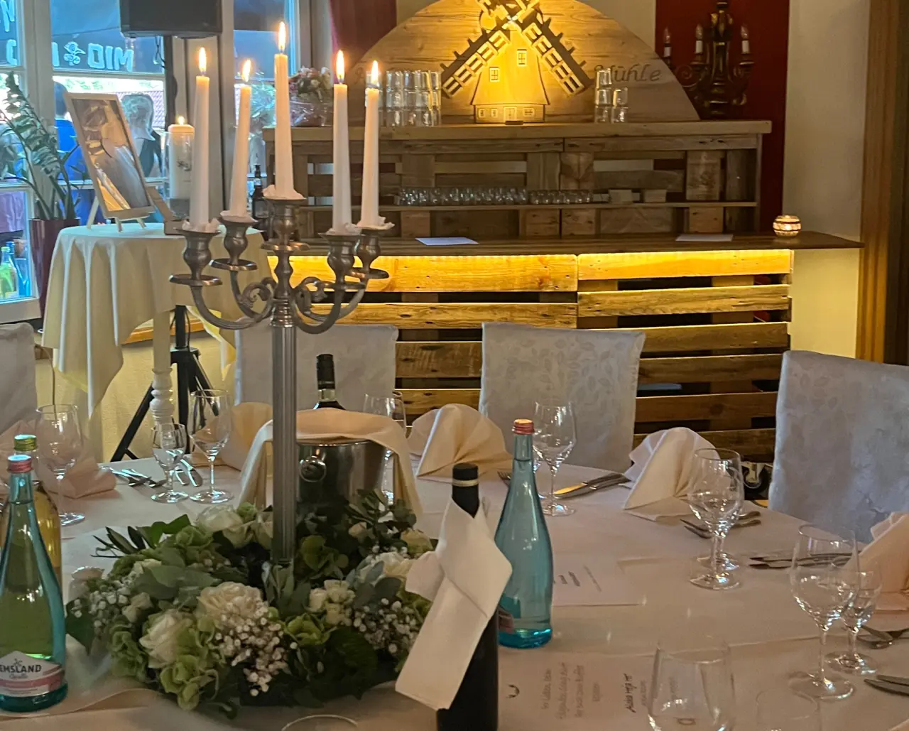 Romantik Hotel Aselager Mühle in Aselage-Herzlake – Festlich gedeckter Tisch im Restaurant | Wellnesshotel Emsland