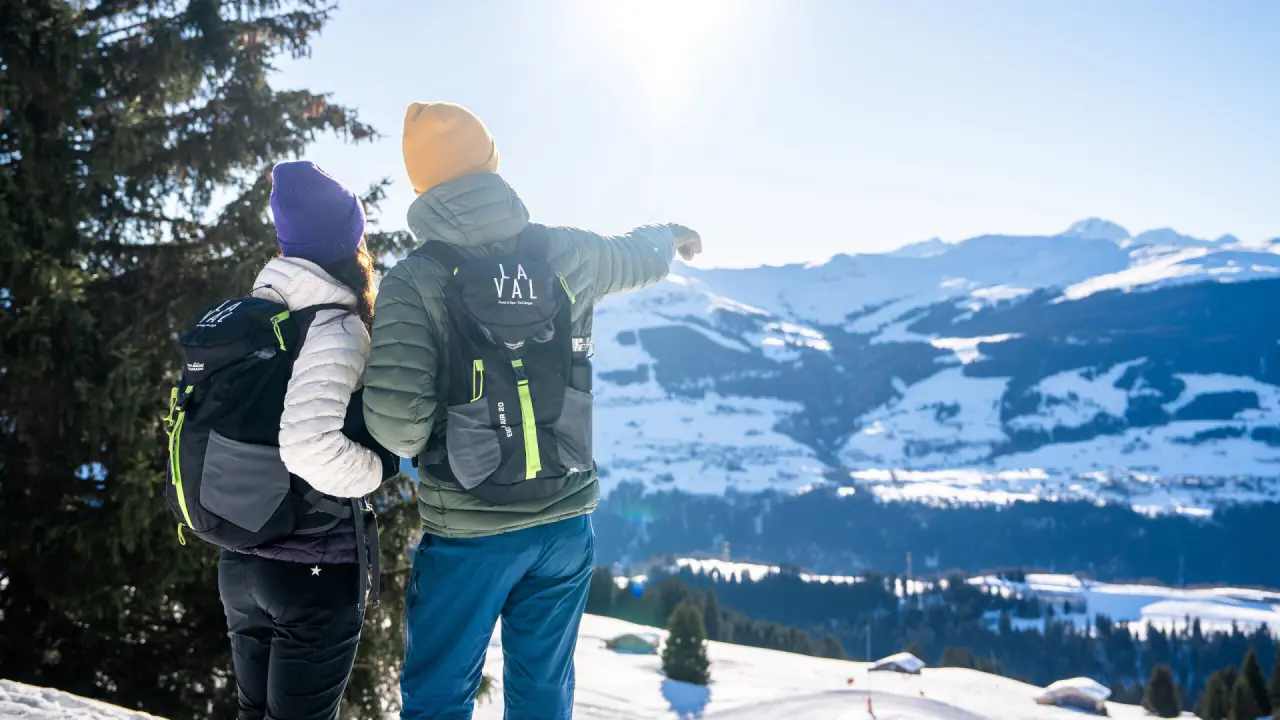 La Val Hotel & Spa in Brigels – Wanderer genießen das Bergpanorama im Winter | Wellnesshotel Graubünden
