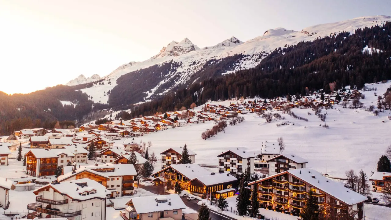 La Val Hotel & Spa in Brigels – Winterliche Dorfansicht mit verschneiten Bergen | Wellnesshotel Graubünden