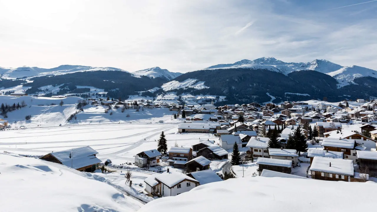 La Val Hotel & Spa in Brigels – Panoramaansicht des verschneiten Dorfes und der Berge | Wellnesshotel Graubünden