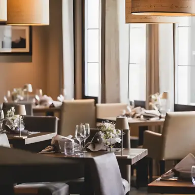 La Val Hotel & Spa in Brigels – Elegant gedeckte Tische im Hotelrestaurant | Wellnesshotel Graubünden