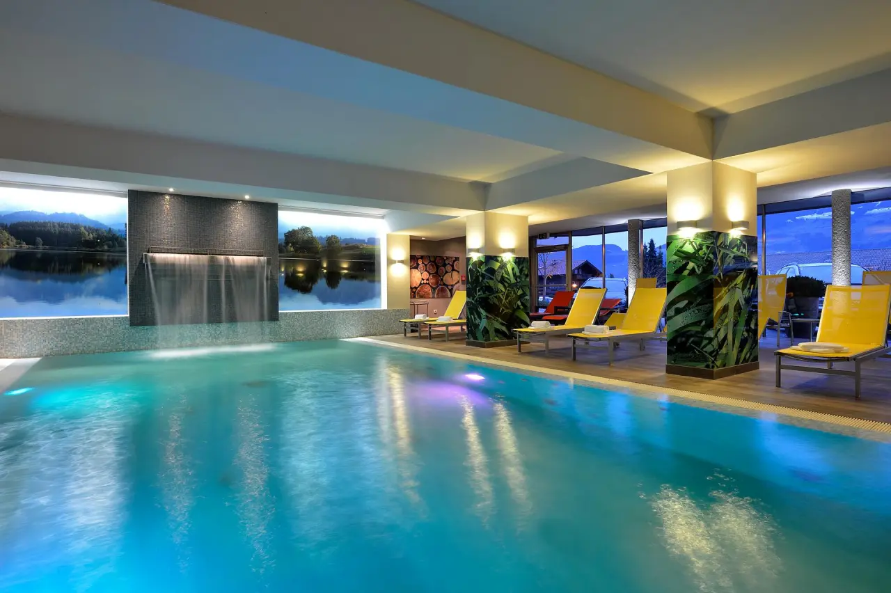Wohlfühlhotel Schiestl in Fügenberg – Großzügiger Innenpool mit Bergblick | Wellnesshotel Zillertal
